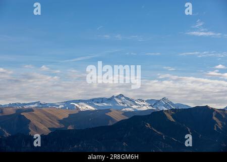 Schneebedeckte Berge in den bolivianischen Anden vom Wahrzeichen Muela del Diablo in La Paz aus gesehen - Reisen nach Südamerika Stockfoto