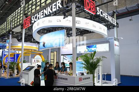 Berlin, Deutschland. 13. April 2023. Dieses Foto wurde am 13. April 2023 aufgenommen und zeigt den Stand von DB Schenker aus Deutschland auf der dritten China International Consumer Products Expo (CICPE) in Haikou, Südchina Provinz Hainan. Kredit: Yang Guanyu/Xinhua/Alamy Live News Stockfoto