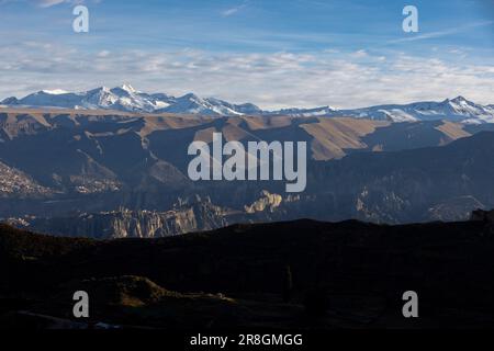 Schneebedeckte Berge in den bolivianischen Anden vom Wahrzeichen Muela del Diablo in La Paz aus gesehen - Reisen nach Südamerika Stockfoto