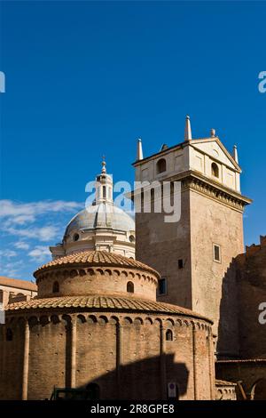 Kuppel von St. Andrea Basilika, Uhrturm und Rotonda Di San Lorenzo, Mantua, Italien Stockfoto