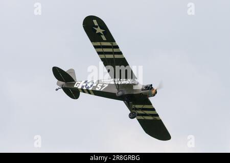 Ein Flugtag in der Shuttleworth Collection mit Piper L-4A Cub '57-G' G-AKAZ , Old Warden, Bedfordshire im Jahr 2010 Stockfoto