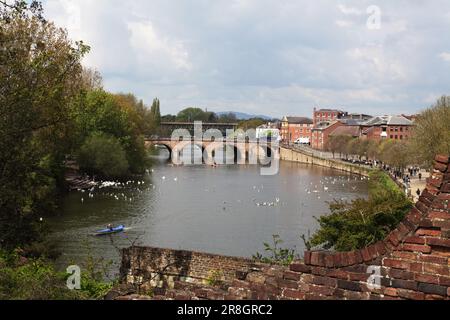 Blick vom westlichen Garten der Worcester Cathedral auf den Fluss Severn und die Worcester Bridge. Stockfoto