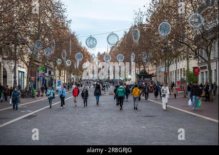 Marseille, Provence, Frankreich, 12 31 2022 - Touristen, die in einer Fußgängerzone im kommerziellen Herzen der Altstadt am Hafen spazieren Stockfoto