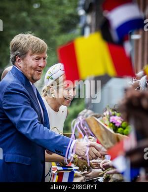 CHARLEROI - König Willem-Alexander und Königin Maxima begrüßen die Öffentlichkeit auf der Straße während des zweiten Tages des Staatsbesuchs in Belgien. Das holländische Königspaar besucht das Land auf Einladung des belgischen Königs Philippe und Königin Mathilde. ANP REMKO DE WAAL niederlande raus - belgien raus Stockfoto