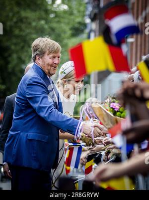 CHARLEROI - König Willem-Alexander und Königin Maxima begrüßen die Öffentlichkeit auf der Straße während des zweiten Tages des Staatsbesuchs in Belgien. Das holländische Königspaar besucht das Land auf Einladung des belgischen Königs Philippe und Königin Mathilde. ANP REMKO DE WAAL niederlande raus - belgien raus Stockfoto