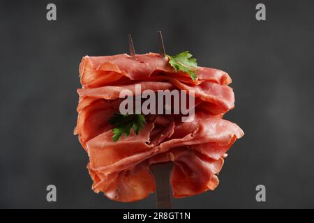 Zerkleinert mit einer grillgabel, getrocknetes Rindfleisch mit Kräutern und scharf Stockfoto