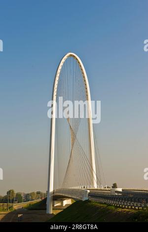 The Sails, Santiago Calatravas Hängebrücke über die A1, Reggio Emilia, Italien Stockfoto