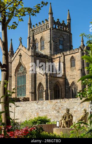 Dunfermline Abbey von Dunfermline Carnegie Library & Galerien Garten, Fife, Schottland, Vereinigtes Königreich Stockfoto