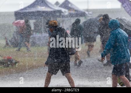 Knutsford, Cheshire, Großbritannien. 21. Juni 2023. Der Cheshire Showground auf der Clay House Farm, Flittogate Lane, Knutsford, war Gastgeber der Royal Cheshire County Show 2023. Die Show befasst sich mit den fabelhaften Sehenswürdigkeiten, Charakteren und Aromen von Cheshire & Beyond und ist seit 185 Jahren das wichtigste landwirtschaftliche Sommerevent im Nordwesten Englands. Nach 3 Wochen glorreichen Sonnenscheins öffnete sich der Himmel und nass jeden an der Stätte. Kredit: John Hopkins/Alamy Live News Stockfoto