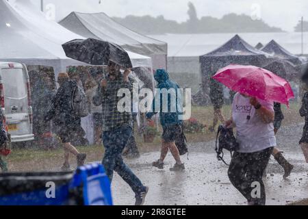 Knutsford, Cheshire, Großbritannien. 21. Juni 2023. Der Cheshire Showground auf der Clay House Farm, Flittogate Lane, Knutsford, war Gastgeber der Royal Cheshire County Show 2023. Die Show befasst sich mit den fabelhaften Sehenswürdigkeiten, Charakteren und Aromen von Cheshire & Beyond und ist seit 185 Jahren das wichtigste landwirtschaftliche Sommerevent im Nordwesten Englands. Nach 3 Wochen glorreichen Sonnenscheins öffnete sich der Himmel und nass jeden an der Stätte. Kredit: John Hopkins/Alamy Live News Stockfoto