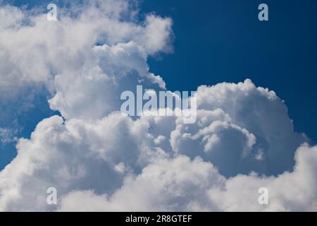 blauer Himmel mit weißen Wolken Stockfoto