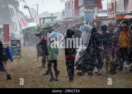 Knutsford, Cheshire, Großbritannien. 21. Juni 2023. Der Cheshire Showground auf der Clay House Farm, Flittogate Lane, Knutsford, war Gastgeber der Royal Cheshire County Show 2023. Die Show befasst sich mit den fabelhaften Sehenswürdigkeiten, Charakteren und Aromen von Cheshire & Beyond und ist seit 185 Jahren das wichtigste landwirtschaftliche Sommerevent im Nordwesten Englands. Nach 3 Wochen glorreichen Sonnenscheins öffnete sich der Himmel und nass jeden an der Stätte. Kredit: John Hopkins/Alamy Live News Stockfoto