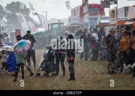 Knutsford, Cheshire, Großbritannien. 21. Juni 2023. Der Cheshire Showground auf der Clay House Farm, Flittogate Lane, Knutsford, war Gastgeber der Royal Cheshire County Show 2023. Die Show befasst sich mit den fabelhaften Sehenswürdigkeiten, Charakteren und Aromen von Cheshire & Beyond und ist seit 185 Jahren das wichtigste landwirtschaftliche Sommerevent im Nordwesten Englands. Nach 3 Wochen glorreichen Sonnenscheins öffnete sich der Himmel und nass jeden an der Stätte. Kredit: John Hopkins/Alamy Live News Stockfoto
