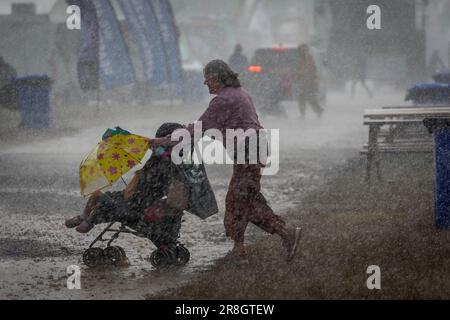 Knutsford, Cheshire, Großbritannien. 21. Juni 2023. Der Cheshire Showground auf der Clay House Farm, Flittogate Lane, Knutsford, war Gastgeber der Royal Cheshire County Show 2023. Die Show befasst sich mit den fabelhaften Sehenswürdigkeiten, Charakteren und Aromen von Cheshire & Beyond und ist seit 185 Jahren das wichtigste landwirtschaftliche Sommerevent im Nordwesten Englands. Nach 3 Wochen glorreichen Sonnenscheins öffnete sich der Himmel und nass jeden an der Stätte. Kredit: John Hopkins/Alamy Live News Stockfoto