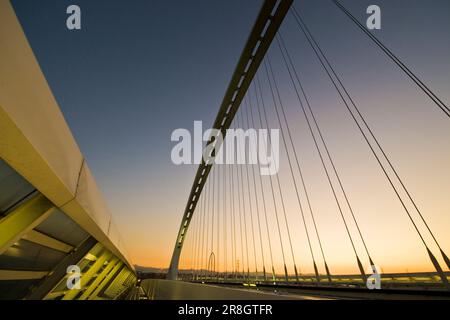 The Sails, Santiago Calatravas Hängebrücke über die A1, Reggio Emilia, Italien Stockfoto