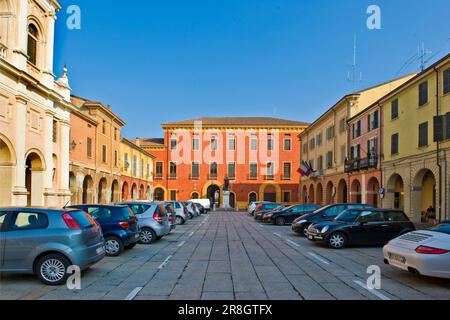 Autos in Mazzini Square, Guastalla (Wiedereinstieg) Stockfoto