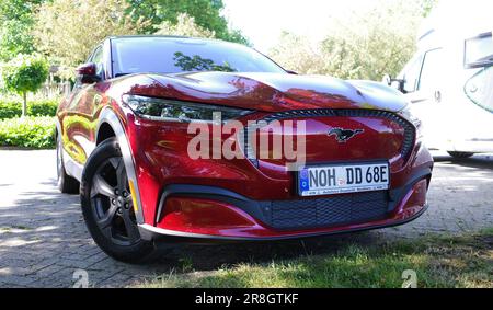 Lage, Deutschland - Juni 3 2023 Ein roter Ford Mustang Mach-e. Der Mach-e ist ein batteriebetriebener, elektrischer Crossover-SUV. Stockfoto