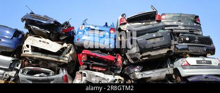 Neulehe, Deutschland - Juni 18 2023 gestapelte Autos auf dem Gelände eines Schrottplatzes. Diese hat sich auf das Recycling von gebrauchsfähigen Autoteilen spezialisiert Stockfoto