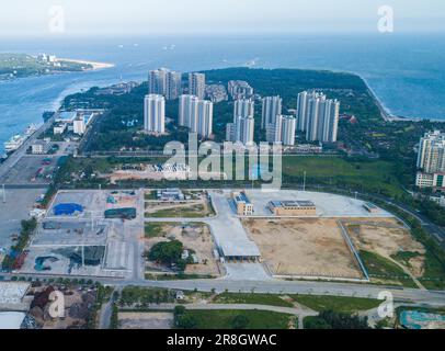 (230621) -- WENCHANG, 21. Juni 2023 (Xinhua) -- Dieses Luftfoto zeigt einen Blick auf das unabhängige Zollprojekt im Qinglan Hafen von Wenchang, Südchina Provinz Hainan, 20. Juni 2023. Der Bau der erforderlichen Infrastrukturen wurde im Rahmen des unabhängigen Zollprojekts im Qinglan-Hafen von Wenchang abgeschlossen. Die ersten Projekte im Zusammenhang mit unabhängigen Zolltätigkeiten auf der gesamten Insel Hainan befinden sich in den Städten Haikou, Sanya, Wenchang, Dongfang und Chengmai. Hainan wird alle notwendigen Infrastrukturen für die unabhängige KUS fertigstellen Stockfoto