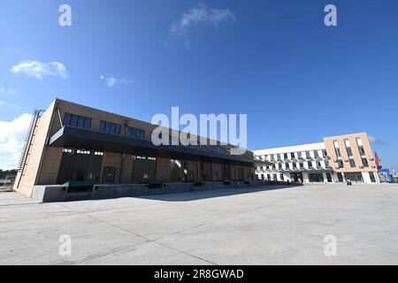 (230621) -- WENCHANG, 21. Juni 2023 (Xinhua) -- Dieses Foto zeigt ein Containerinspektionsdepot (L) und einen Geschäftskomplex (R) des unabhängigen Zollprojekts im Hafen Qinglan in Wenchang, südchinesische Provinz Hainan, 20. Juni 2023. Der Bau der erforderlichen Infrastrukturen wurde im Rahmen des unabhängigen Zollprojekts im Qinglan-Hafen von Wenchang abgeschlossen. Die ersten Projekte im Zusammenhang mit unabhängigen Zolltätigkeiten auf der gesamten Insel Hainan befinden sich in den Städten Haikou, Sanya, Wenchang, Dongfang und Chengmai. Hainan wird alles fertigstellen Stockfoto