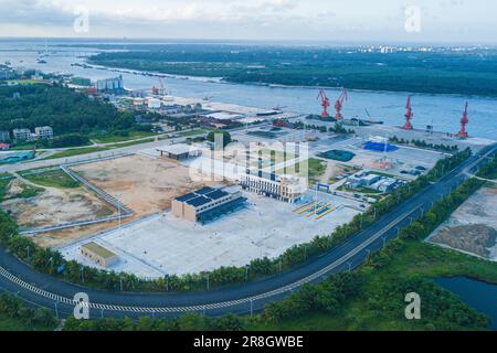 (230621) -- WENCHANG, 21. Juni 2023 (Xinhua) -- Dieses Luftfoto zeigt einen Blick auf das unabhängige Zollprojekt im Qinglan Hafen von Wenchang, Südchina Provinz Hainan, 20. Juni 2023. Der Bau der erforderlichen Infrastrukturen wurde im Rahmen des unabhängigen Zollprojekts im Qinglan-Hafen von Wenchang abgeschlossen. Die ersten Projekte im Zusammenhang mit unabhängigen Zolltätigkeiten auf der gesamten Insel Hainan befinden sich in den Städten Haikou, Sanya, Wenchang, Dongfang und Chengmai. Hainan wird alle notwendigen Infrastrukturen für die unabhängige KUS fertigstellen Stockfoto