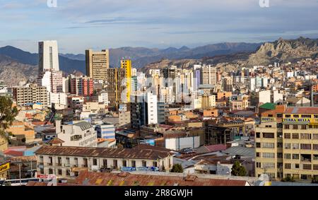 Blick auf die höchste Verwaltungshauptstadt, die Stadt La Paz in Bolivien - Reisen und Erkunden Südamerikas Stockfoto