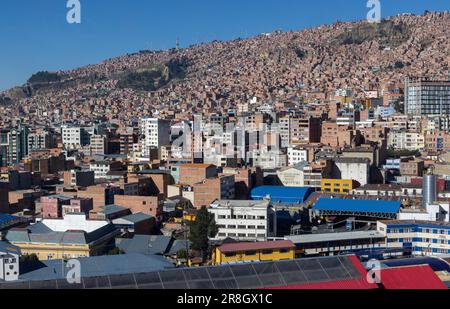 Blick auf die höchste Verwaltungshauptstadt, die Stadt La Paz in Bolivien - Reisen und Erkunden Südamerikas Stockfoto