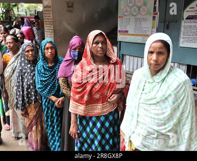 Sylhet, Bangladesch. 21. Juni 2023 Die Leute kamen in großer Zahl, um im Shahjalal Jamia Islamia Kamil Madrasa, Pathantula Center, zu wählen. Stockfoto