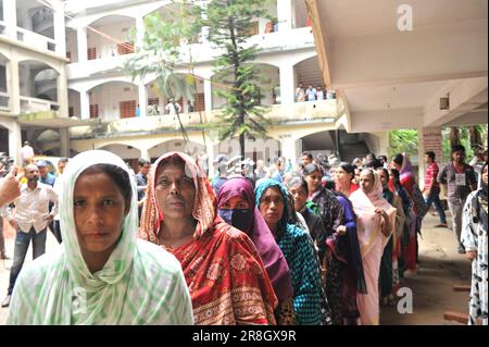 Sylhet, Bangladesch. 21. Juni 2023 Die Leute kamen in großer Zahl, um im Shahjalal Jamia Islamia Kamil Madrasa, Pathantula Center, zu wählen. Stockfoto