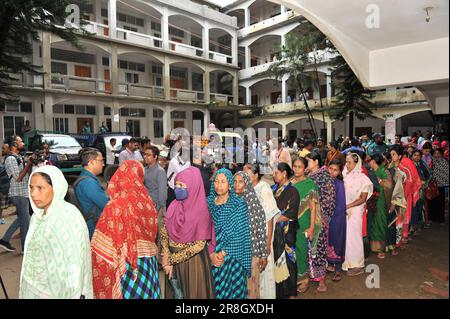 Sylhet, Bangladesch. 21. Juni 2023 Die Leute kamen in großer Zahl, um im Shahjalal Jamia Islamia Kamil Madrasa, Pathantula Center, zu wählen. Stockfoto