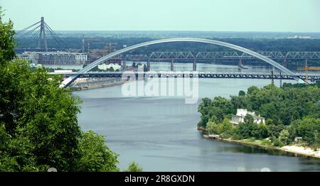 Kiew, Ukraine 17. Juni 2023: Brücke Podilsko-Voskresensky zur Insel Truchhanow in der Stadt Kiew Ukraine Stockfoto