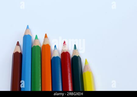 Viele verschiedene Buntstifte auf weißem Hintergrund. Satz Buntstifte Stockfoto
