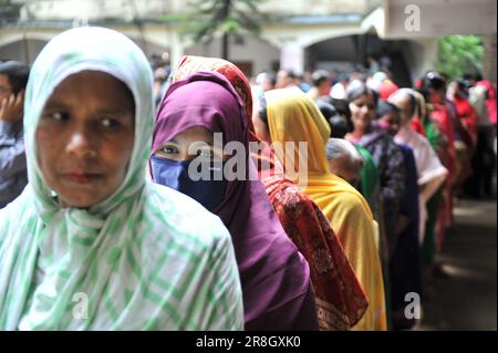 Sylhet, Bangladesch. 21. Juni 2023 Die Leute kamen in großer Zahl, um im Shahjalal Jamia Islamia Kamil Madrasa, Pathantula Center, zu wählen. Stockfoto