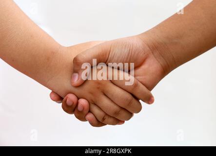 Kinder-Händedruck isoliert auf weißem Hintergrund. Bilddesign für Kooperationskonzepte Stockfoto