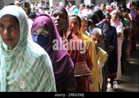 Sylhet, Bangladesch. 21. Juni 2023 Die Leute kamen in großer Zahl, um im Shahjalal Jamia Islamia Kamil Madrasa, Pathantula Center, zu wählen. Stockfoto