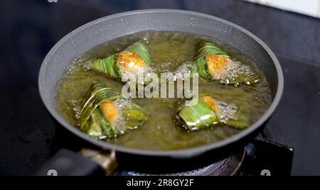 Ayam Goreng Daun Pandan, thailändisches Pandan-Huhn ist gebratenes Hähnchen, das in Pandanblätter eingewickelt ist. Stockfoto