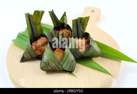 Ayam Goreng Daun Pandan, thailändisches Pandan-Huhn ist gebratenes Hähnchen, das in Pandanblätter eingewickelt ist. Stockfoto