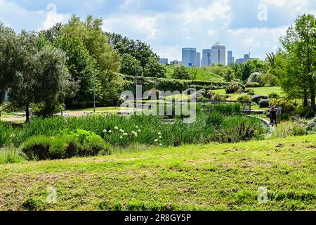 Wasserspiele und Pflanzen im Ecology Pavilion am Mile End Park, London Stockfoto