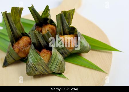 Ayam Goreng Daun Pandan, thailändisches Pandan-Huhn ist gebratenes Hähnchen, das in Pandanblätter eingewickelt ist. Stockfoto