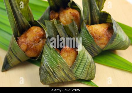 Ayam Goreng Daun Pandan, thailändisches Pandan-Huhn ist gebratenes Hähnchen, das in Pandanblätter eingewickelt ist. Stockfoto