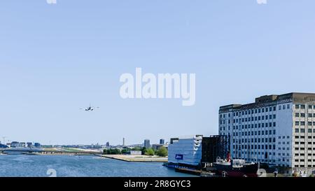 Luftaufnahme der Millennium Mills of von der Brücke in der Mitte des Docks, zeigt Flugzeuglandung City Airport Stockfoto