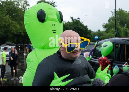 Glasgow, Schottland, Großbritannien. 21. Juni 2023. Das Glasgow Taxi Outing to Troon ist ein jährlicher Ausflug, bei dem Taxifahrer der Stadt sich in schicken Kostümen verkleiden, ihre Taxis dekorieren und Kinder mit besonderen Bedürfnissen auf einen Tagesausflug in die Küstenstadt Troon mitnehmen. Kredit: Skully/Alamy Live News Stockfoto