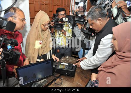 Sylhet, Bangladesch. 21. Juni 2023 Mr. Anwaruzzaman Chowdhury, Kandidat des Bürgermeisters des Boats, hat seine Stimme im Shahjalal Jamia Islamia Kamil Madrasah, Pathantula Center abgegeben. Stockfoto