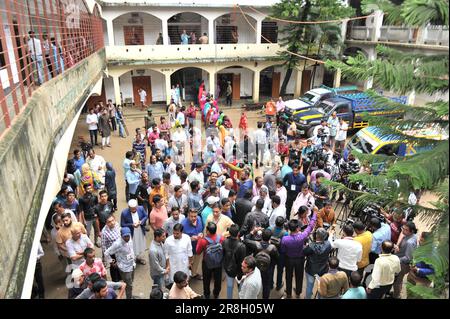 Sylhet, Bangladesch. 21. Juni 2023 Die Leute kamen in großer Zahl, um im Shahjalal Jamia Islamia Kamil Madrasa, Pathantula Center, zu wählen. Stockfoto