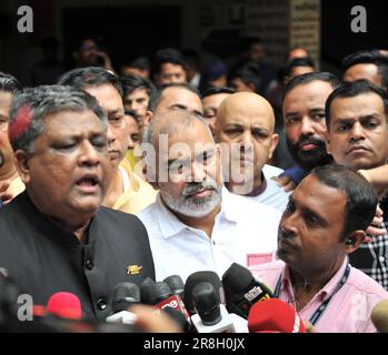 Sylhet, Bangladesch. 21. Juni 2023 Mr. Anwaruzzaman Chowdhury, Kandidat des Bürgermeisters des Boats, hat seine Stimme im Shahjalal Jamia Islamia Kamil Madrasah, Pathantula Center abgegeben. Stockfoto