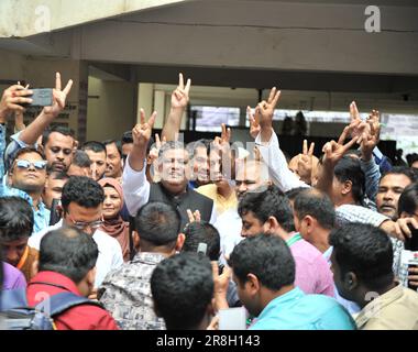 Sylhet, Bangladesch. 21. Juni 2023 Mr. Anwaruzzaman Chowdhury, Kandidat des Bürgermeisters des Boats, hat seine Stimme im Shahjalal Jamia Islamia Kamil Madrasah, Pathantula Center abgegeben. Stockfoto