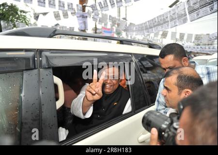 Sylhet, Bangladesch. 21. Juni 2023 Mr. Anwaruzzaman Chowdhury, Kandidat des Bürgermeisters des Boats, hat seine Stimme im Shahjalal Jamia Islamia Kamil Madrasah, Pathantula Center abgegeben. Stockfoto