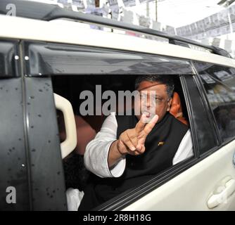 Sylhet, Bangladesch. 21. Juni 2023 Mr. Anwaruzzaman Chowdhury, Kandidat des Bürgermeisters des Boats, hat seine Stimme im Shahjalal Jamia Islamia Kamil Madrasah, Pathantula Center abgegeben. Stockfoto