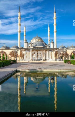 GROSNY, RUSSLAND - 14. JUNI 2023: Das Herz der Tschetschenien-Moschee mit einer Reflexion. Grosny, Tschetschenische Republik Stockfoto