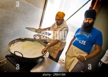 Topf mit Reis. Sikh-Gemeinde. Sikhdharma Gurdwara Singh Sabha Association. Novellara. Provinz Reggio Emilia. Italien Stockfoto